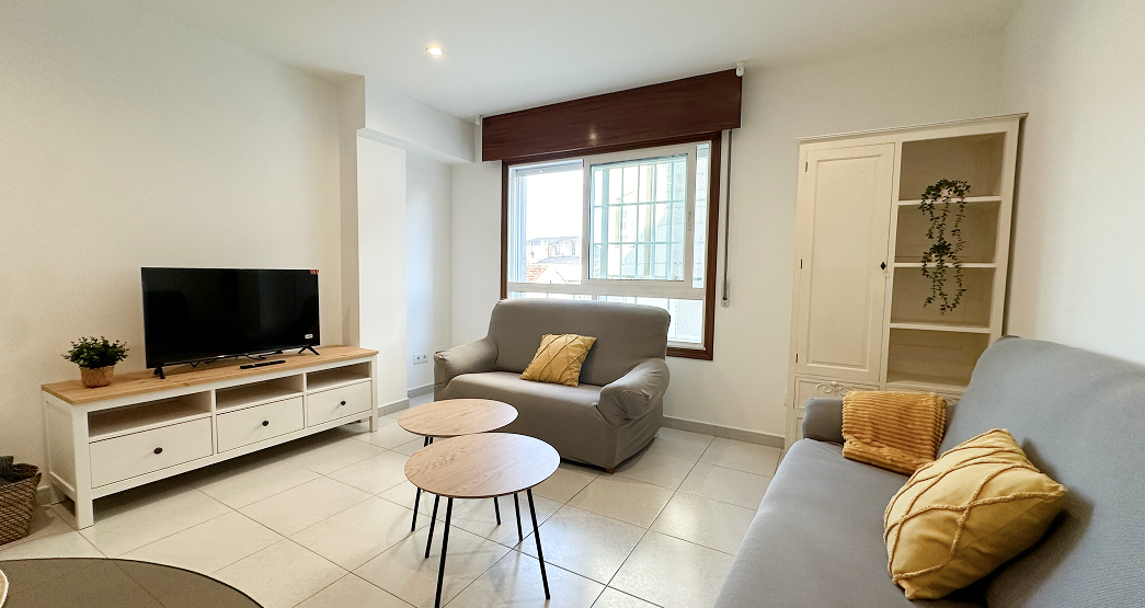 Un salón totalmente equipado de un apartamento de pontesela